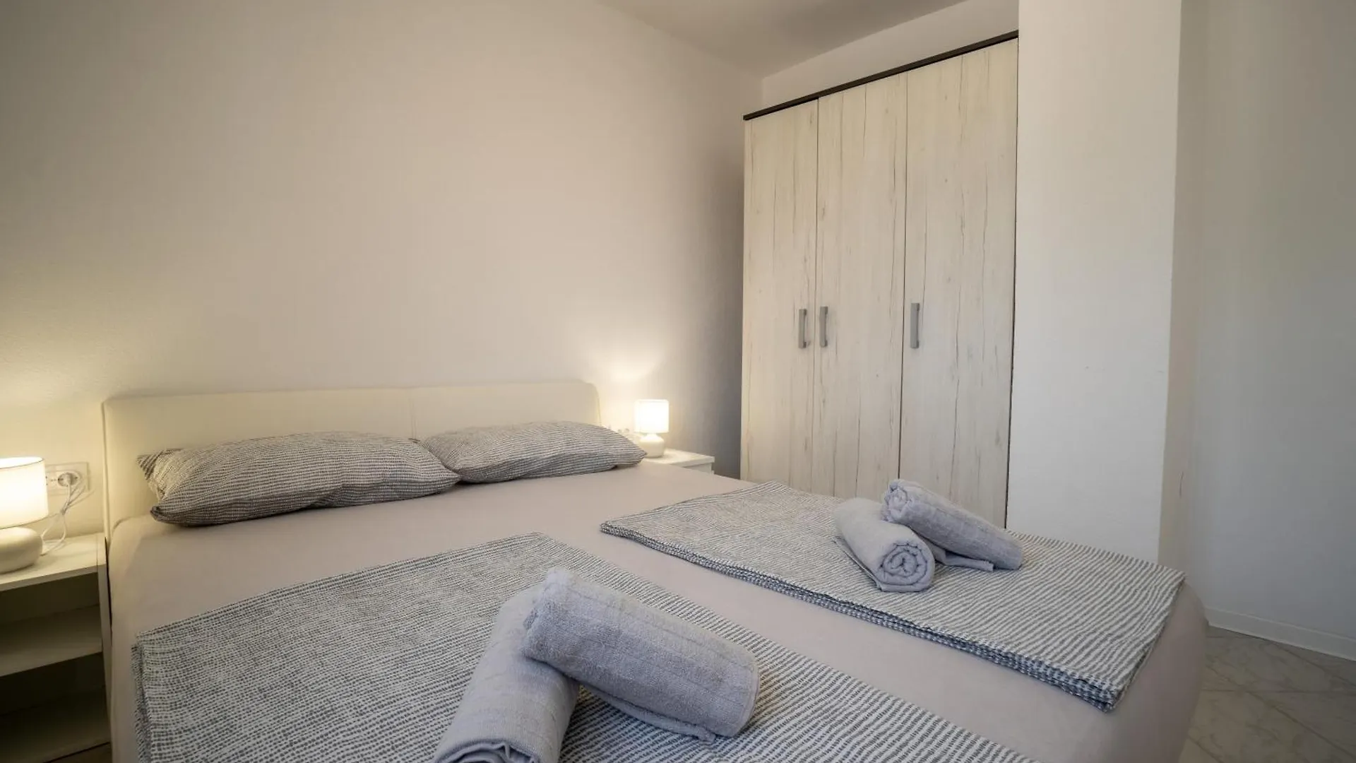 Apartments Najam Skundric Vir